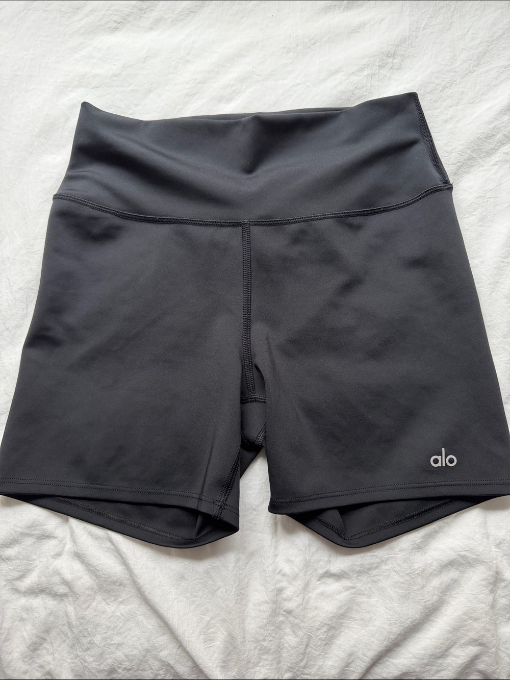 ALO Yoga 5” Airlift Energy Black Shorts- size L